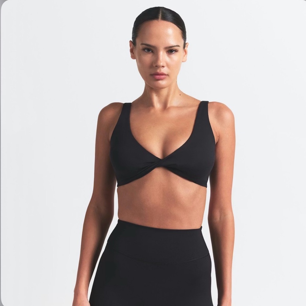 NikeSKIMS TWIST-FRONT BRA Matte